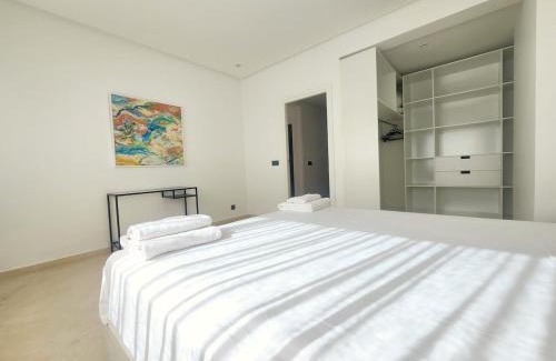 RACINE EXTENSION Apartment | The Nineteen Racine by IB Signature - Stylish two-Bedroom flat - Wifi, Self Check-in, Day and Night Security, Terrace, free parking, close to all amenities