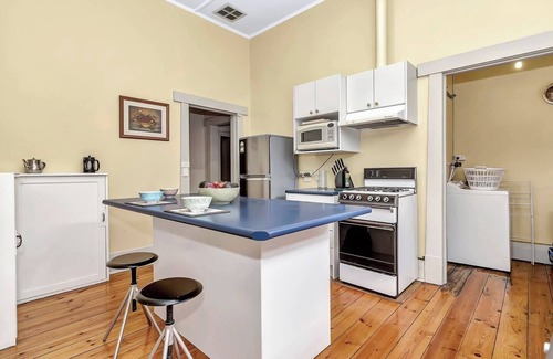 Toorak Gardens Cottage | The Nook Peaceful Toorak Gardens Retro Cottage