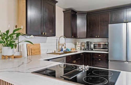 Eastside House | The NorthWest Vibes 6bd/3ba w/GameRoom Covered String Light Deck w/BBQ&Firepit