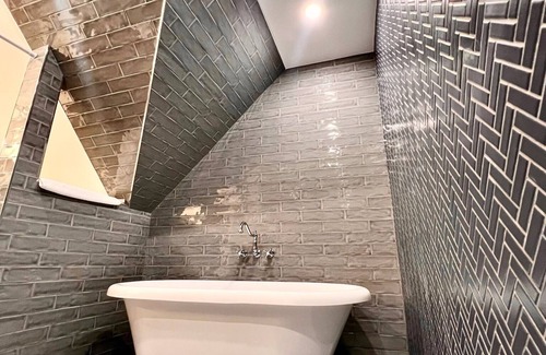 Burnsville Hotel | The NuWray Hotel & Carriage House