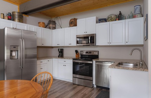 Burnsville Hotel | The NuWray Hotel & Carriage House