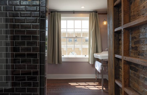 Burnsville Hotel | The NuWray Hotel & Carriage House