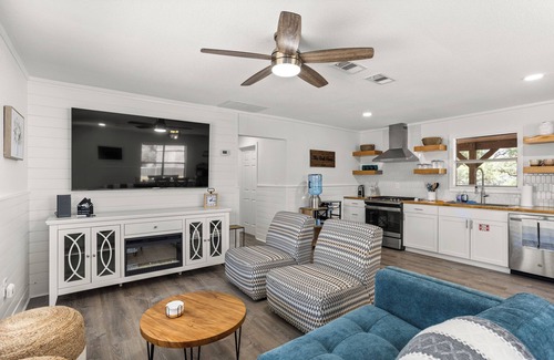 Boerne House | The Oak Haus ~ TX Hill Country escape with hot tub and game room!