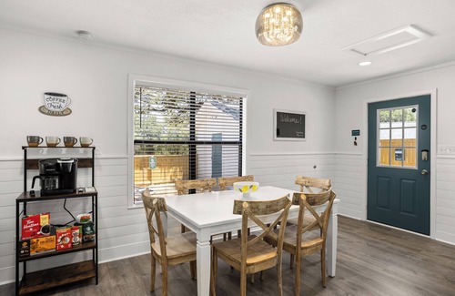 Boerne House | The Oak Haus ~ TX Hill Country escape with hot tub and game room!