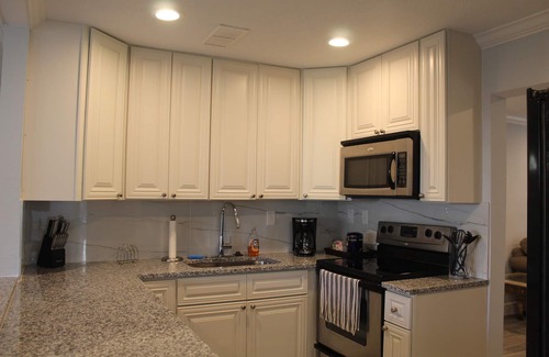 Murray Hill House | The Oasis in Murray Hill - Centrally Located- sleeps 8- WiFi-Cozy-Free Parking