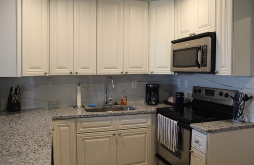 Murray Hill House | The Oasis in Murray Hill - Centrally Located- sleeps 8- WiFi-Cozy-Free Parking