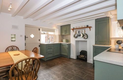 Newborough Cottage | THE OLD BAKERY COTTAGE, pet friendly, with a garden in Peterborough