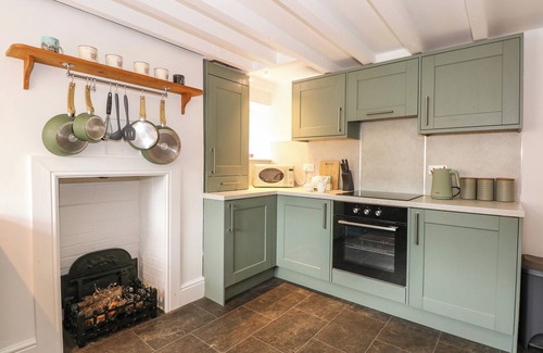 Newborough Cottage | THE OLD BAKERY COTTAGE, pet friendly, with a garden in Peterborough