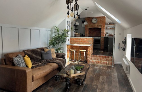 Ningwood Cottage | THE OLD BREWHOUSE & PIGGERY, romantic, with a garden in Shalfleet