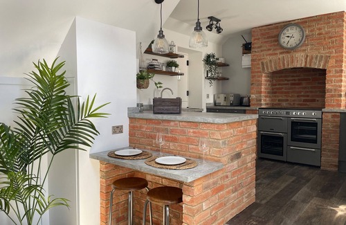 Ningwood Cottage | THE OLD BREWHOUSE & PIGGERY, romantic, with a garden in Shalfleet
