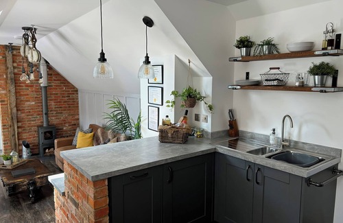 Ningwood Cottage | THE OLD BREWHOUSE & PIGGERY, romantic, with a garden in Shalfleet