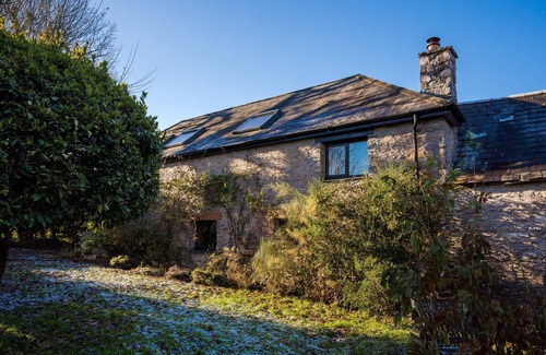 Totnes Cottage | The Old Coach House - cosy barn, garden and parking