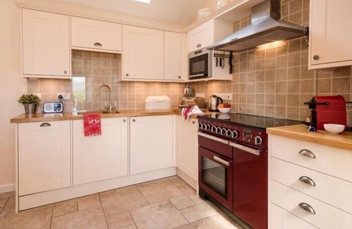 Alexandria Cottage | THE OLD FARMHOUSE, family friendly, with open fire in Balloch