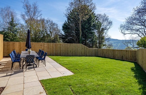 Cheltenham Cottage | The Old Tractor Shed, Cheltenham - sleeps 12 guests in 5 bedrooms