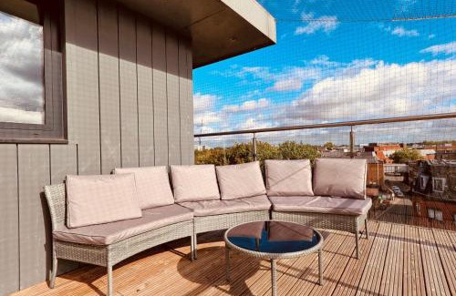 Chelmsford Apartment | The Opulent Property Project Penthouse Chelmsford 2 Bed 2 Bath Sleeps 6 Free Parking 2 Kings or 4 singles and Double Sofabed Ideal for long stays, corporates, families, Insurance