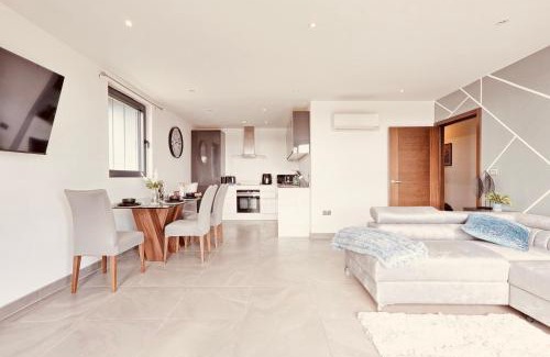 Chelmsford Apartment | The Opulent Property Project Penthouse Chelmsford 2 Bed 2 Bath Sleeps 6 Free Parking 2 Kings or 4 singles and Double Sofabed Ideal for long stays, corporates, families, Insurance