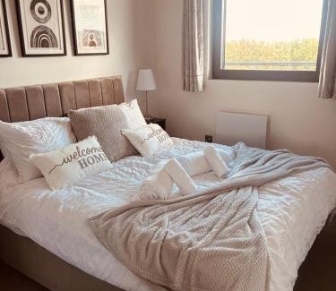 Chelmsford Apartment | The Opulent Property Project Penthouse Chelmsford 2 Bed 2 Bath Sleeps 6 Free Parking 2 Kings or 4 singles and Double Sofabed Ideal for long stays, corporates, families, Insurance