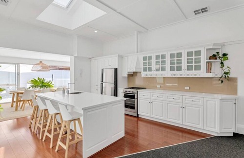 Glenelg South House | THE OSLO on Broadway with Pool - Villa 1