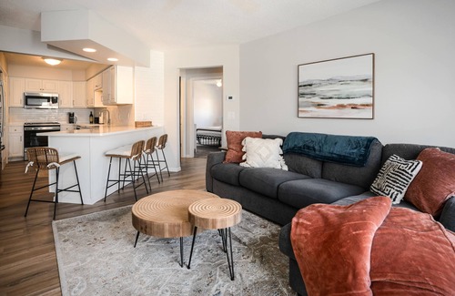 Williams Bay Condo | The Overbrook – Charming 2BR Pet-Friendly Condo in Lake Geneva