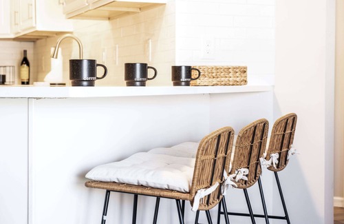 Williams Bay Condo | The Overbrook – Charming 2BR Pet-Friendly Condo in Lake Geneva