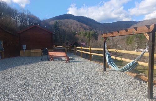 Wilson Creek Cabin | The Overlook Cabin near Grayson Highlands - Arcade & Theater