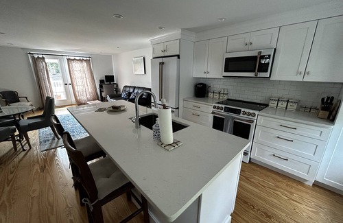 Morris Apartment | The Overlook near South Farms in Litchfield County is Hospitality, integrated.