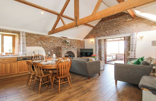 Leominster Cottage | THE OWL BARN, pet friendly, with a garden in Leominster