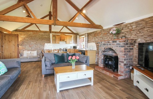 Leominster Cottage | THE OWL BARN, pet friendly, with a garden in Leominster