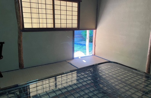 Naoshima House | The owner operates a spacious old private house, Mukaijima-tei Restaurant, and a marine cab service.