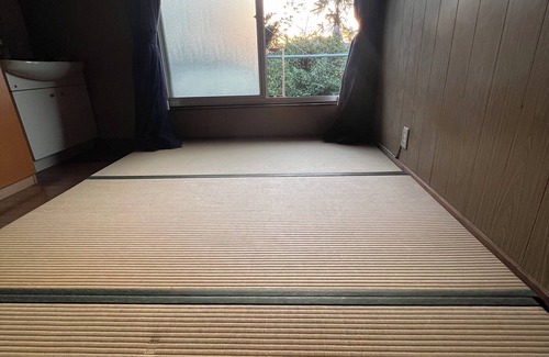 Naoshima House | The owner operates a spacious old private house, Mukaijima-tei Restaurant, and a marine cab service.