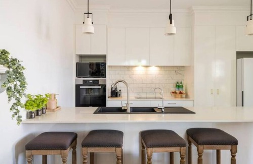Ascot House | The Pandanus House /Lush Garden/2 Car Garage