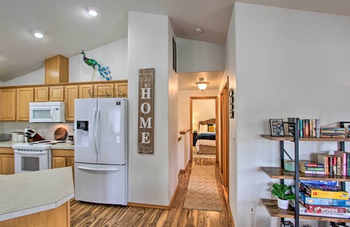 East Olympia Cottage | 'the Peacock House' - Waterfront Home w/Hot Tub!