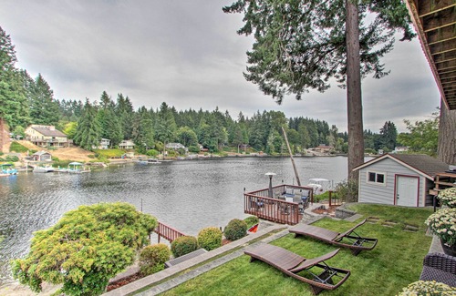 East Olympia Cottage | 'the Peacock House' - Waterfront Home w/Hot Tub!