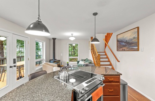 Packwood Cabin | The Peak: Hot tub + Mt. Views