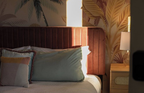 Vilano Beach Hotel | The Pelican King Studio -5 min walk to beach!