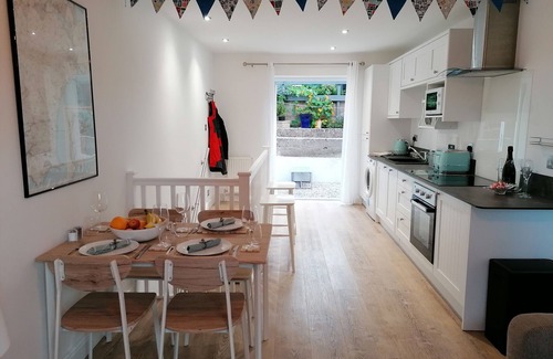 Brixham Apartment | The perfect Brixham getaway - with parking!