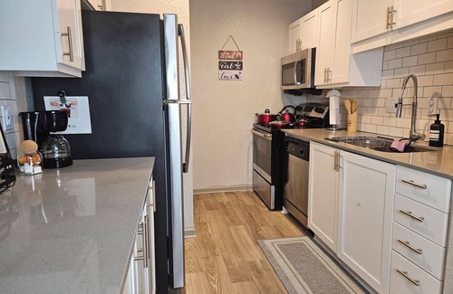 Smyrna Apartment | The perfect Getaway, free parking, 5 min walking to Truist park and Roxy