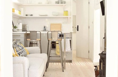 Penzance Apartment | The Piggery - detached retreat for two near beaches, dog friendly, parking