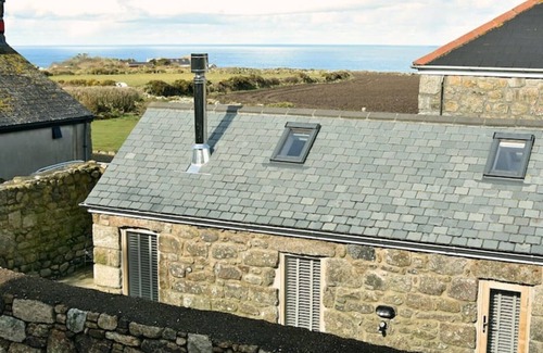 Penzance Apartment | The Piggery - detached retreat for two near beaches, dog friendly, parking
