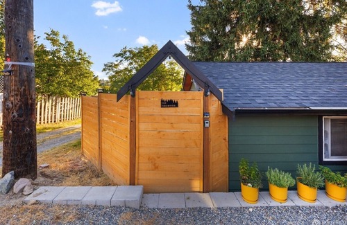 Eastside Apartment | The Pinewood ~ A serene PNW studio retreat with charm & privacy in Tacoma