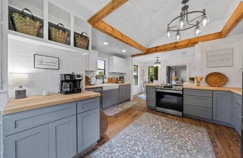 Waco House | The Pinewood House - 3-bedroom house in the heart of Waco