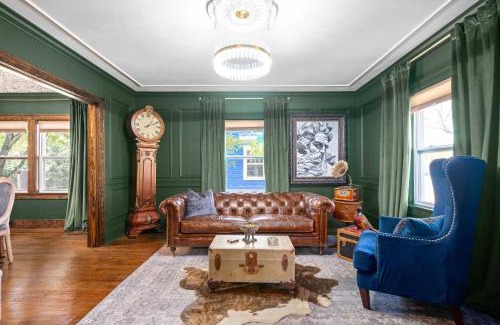 Clarksville House | The Pink and Old Clarksville House - Alpha Link Homes