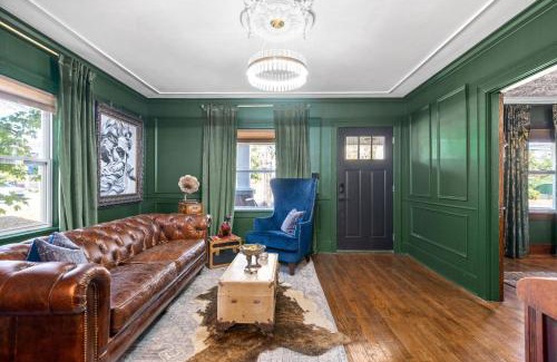 Clarksville House | The Pink and Old Clarksville House - Alpha Link Homes