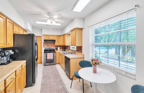 Clearwater Villa | The Pink Flamingo! Perfect for Bachelorettes! Heated Pool, Close to Beaches