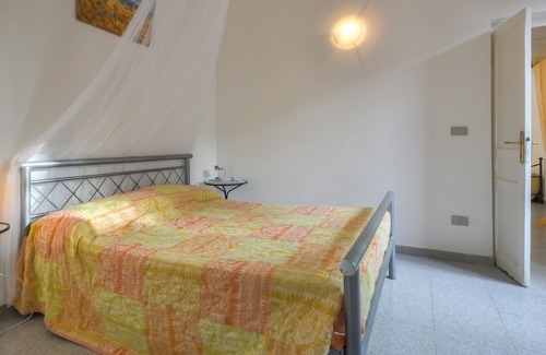 Bosa Marina Villa | The Pink Palace Whole Villa, sleeps 16, 100m from lovely sandy beach
