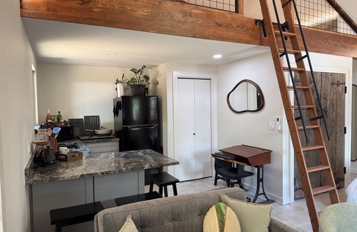 Cherrywood House | The Pistachio House, Charming & Private Guest House mins from UT/Moody Center/Downtown