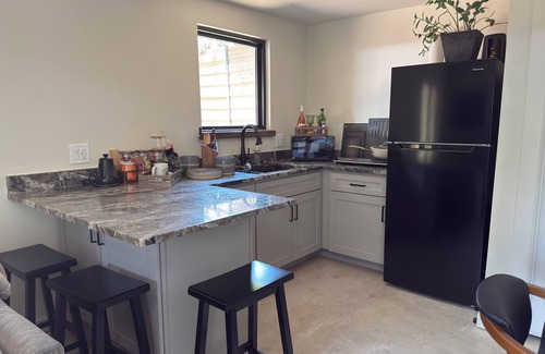 Cherrywood House | The Pistachio House, Charming & Private Guest House mins from UT/Moody Center/Downtown