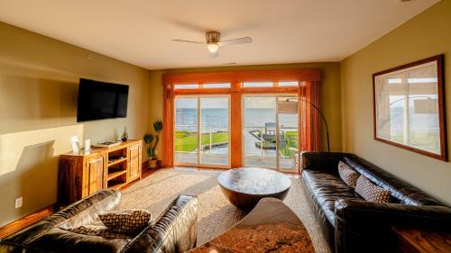 Waves Apartment | The Planet - Waterfront 3-Bedroom, 3-Bathroom Penthouse Suite at REAL Watersports