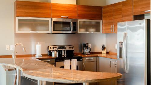 Waves Apartment | The Planet - Waterfront 3-Bedroom, 3-Bathroom Penthouse Suite at REAL Watersports