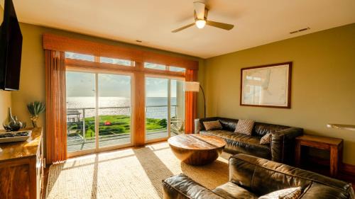 Waves Apartment | The Planet - Waterfront 3-Bedroom, 3-Bathroom Penthouse Suite at REAL Watersports